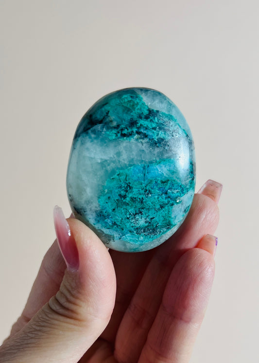 Chrysocolla in Quartz Palm Stone